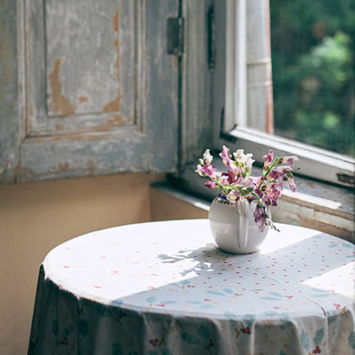 Falda, faldón o enagüilla de loneta estampada flores gris para mueble mesa  camilla redonda , Primavera-verano. Falda sustituta al mantel redondo.  Altura 73 cm. Envío gratis
